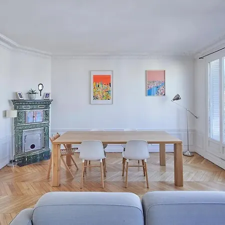 Ideal Family In 11th Apartment *